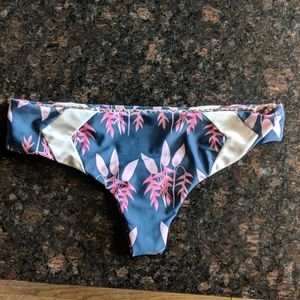 Acacia Mentawai Bottom, Heleconia, Size Large